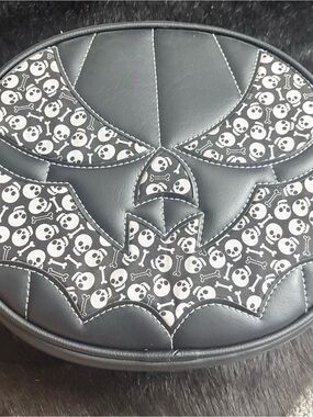 Blk n skull Lps batmouth
